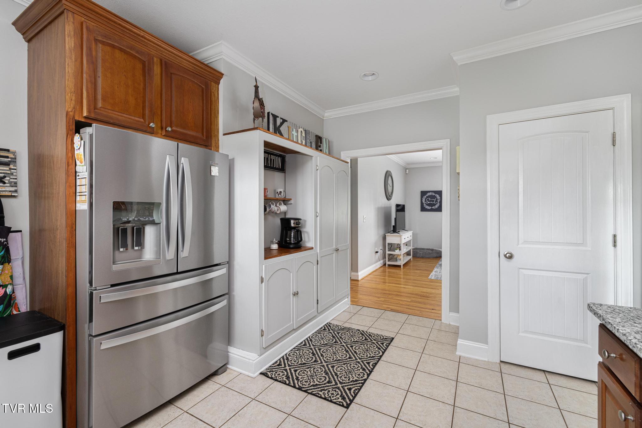 183 Jay Armentrout Road Jonesborough, TN 37659 - Photo 15 of 50 Kitchen into living room