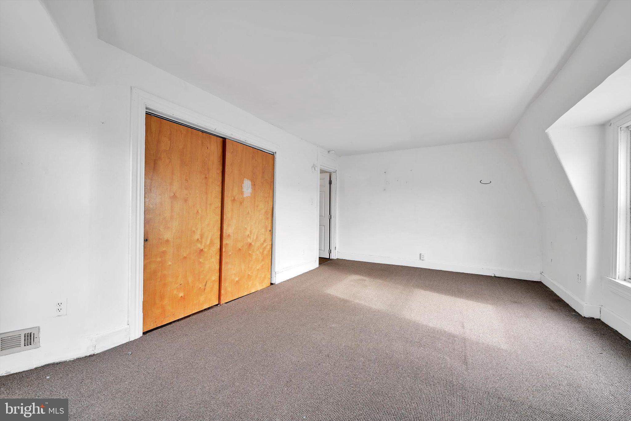 525 Bingaman Street Reading, PA 19602 - Photo 20 of 27 an empty room with a window