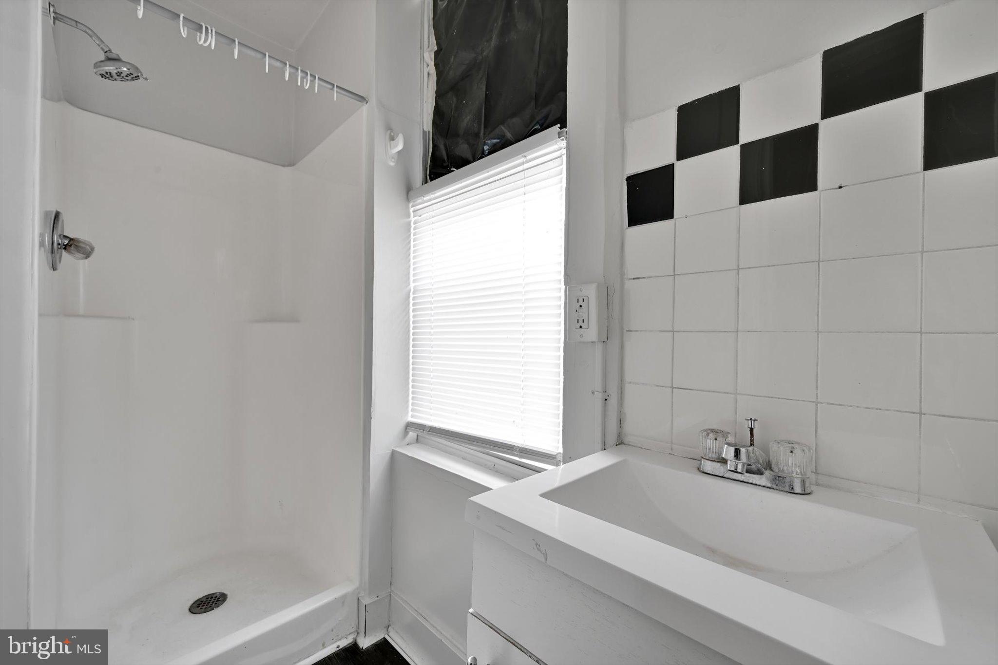 525 Bingaman Street Reading, PA 19602 - Photo 9 of 27 a bathroom with a bathtub and a shower