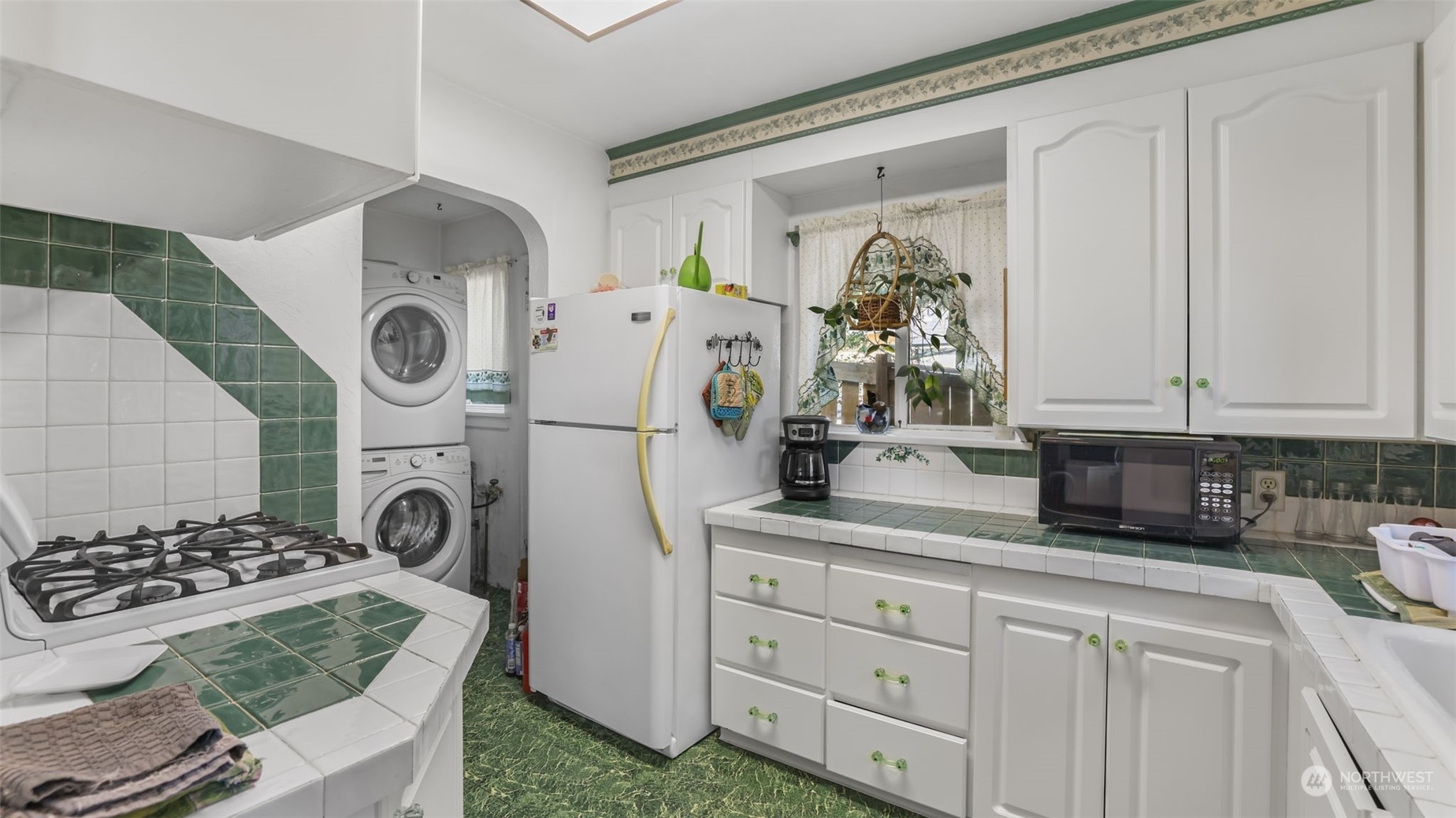 217 Hardie Avenue Southwest Renton, WA 98057 - Photo 12 of 29 a kitchen with a stove and a refrigerator