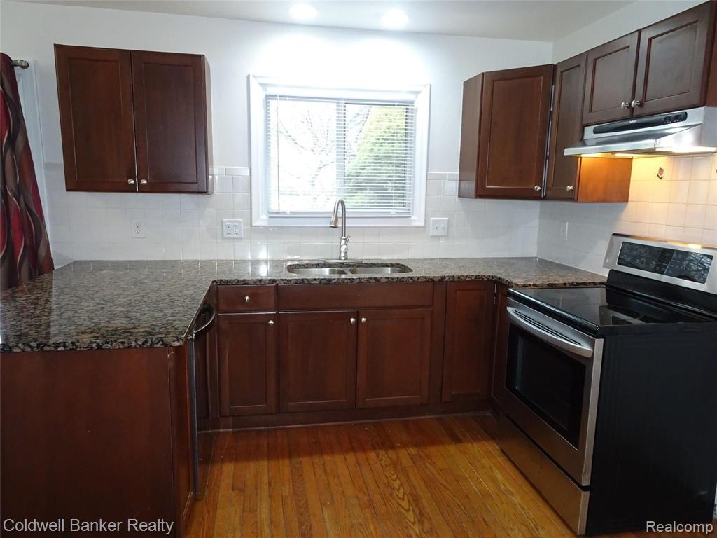 32015 Farmersville Road Farmington Hills, MI 48334 - Photo 12 of 57