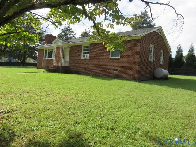 a view of a house with a backyard