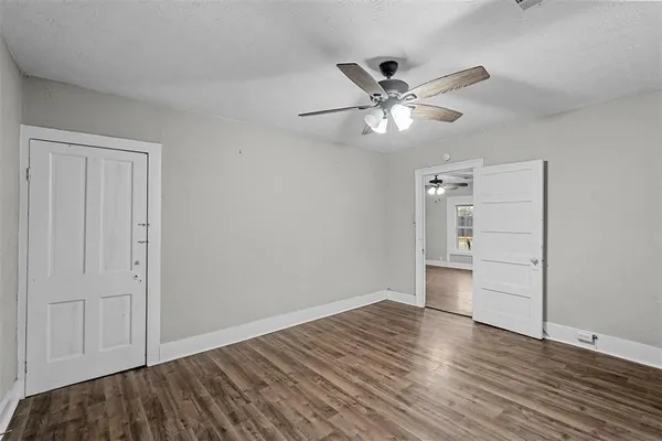 $1,299 | 908 East Houston Street, Sherman, TX 75090