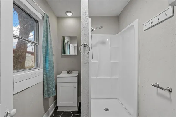 $1,299 | 908 East Houston Street, Sherman, TX 75090