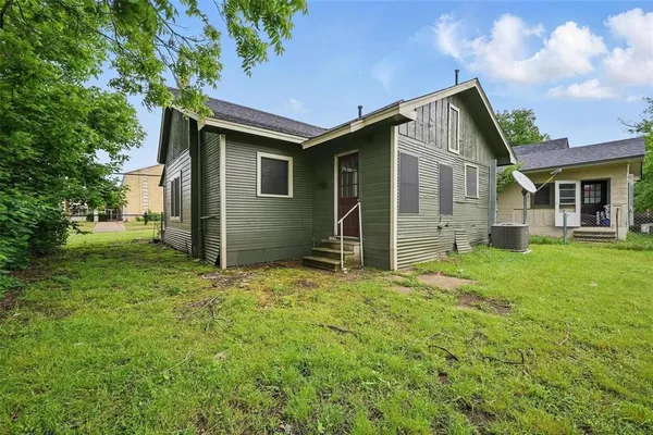 $1,299 | 908 East Houston Street, Sherman, TX 75090