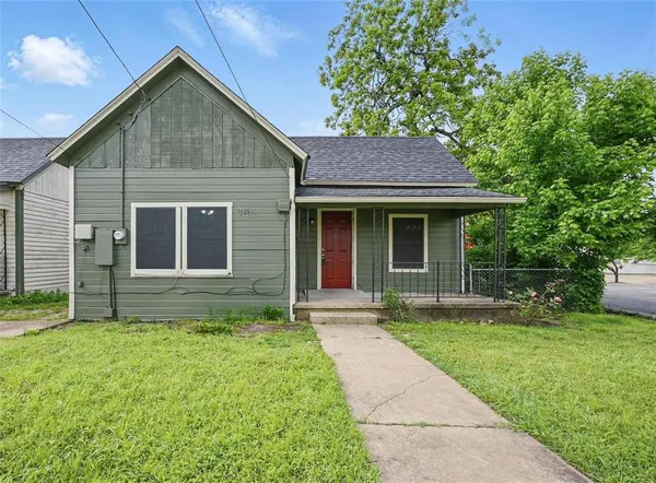 $1,299 | 908 East Houston Street, Sherman, TX 75090