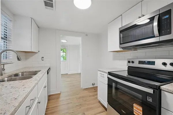 $1,299 | 908 East Houston Street, Sherman, TX 75090