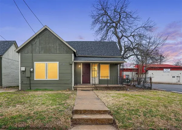 $1,299 | 908 East Houston Street, Sherman, TX 75090