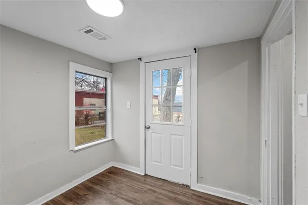 $1,299 | 908 East Houston Street, Sherman, TX 75090