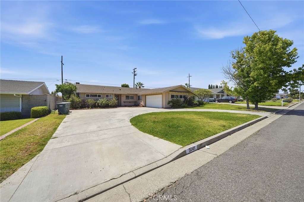 5041 Ridglea Avenue Buena Park, CA 90621 - Photo 52 of 60 CIRCULAR DRIVEWAY