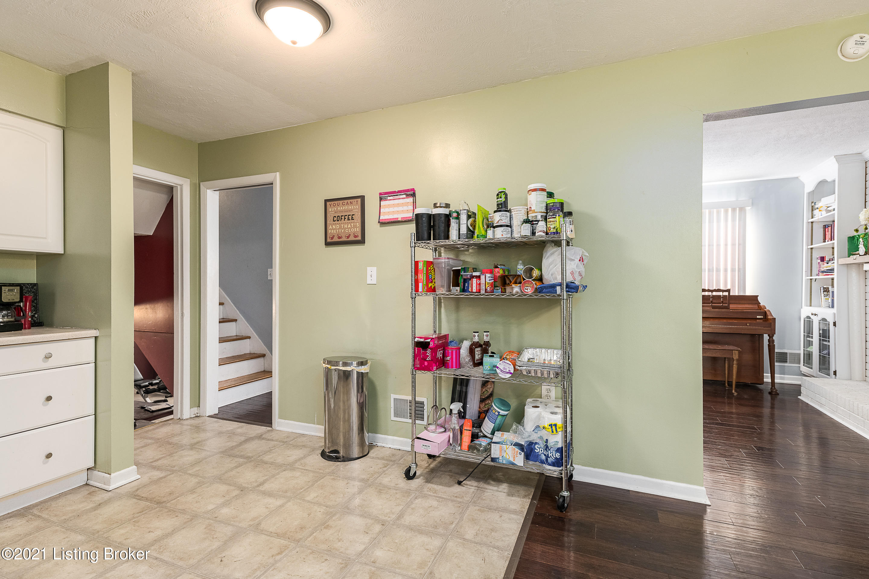 117 Buttercup Road Louisville, KY 40218 - Photo 10 of 27 Kitchen 2