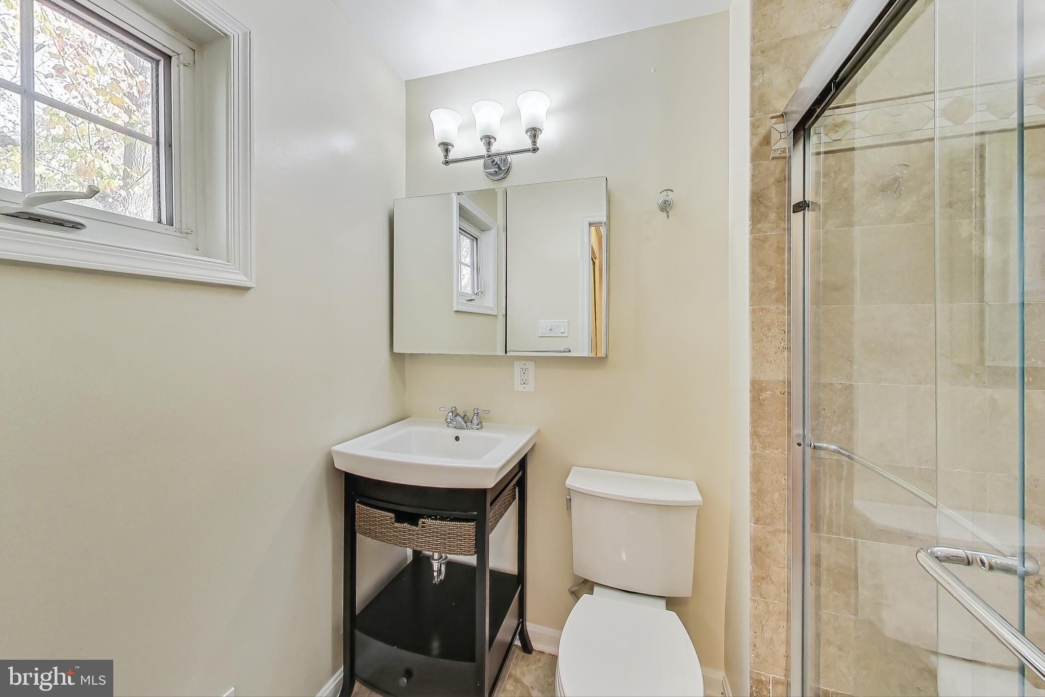 19404 Rena Court Brookeville, MD 20833 - Photo 14 of 44 On Suite Bathroom