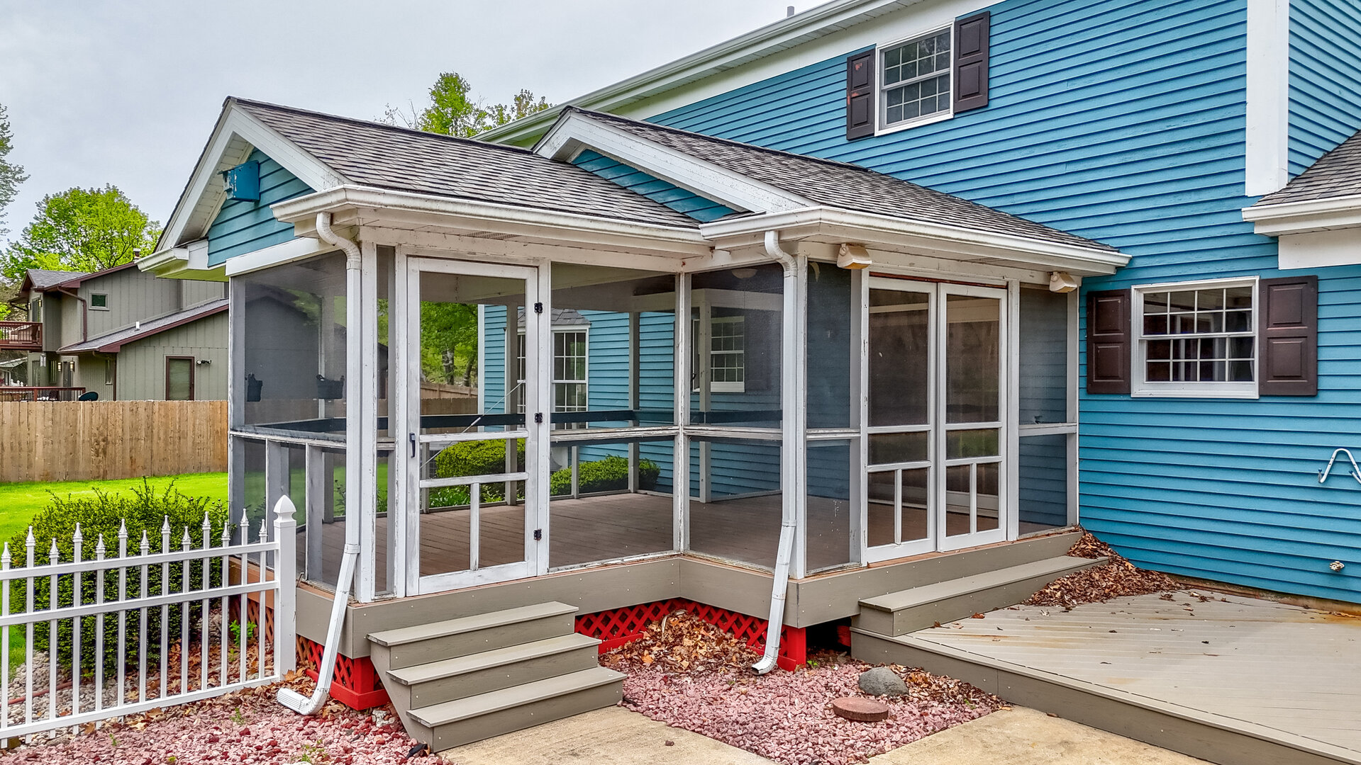 3094 East 1888th Road Ottawa, IL 61350 - Photo 35 of 43 a front view of a house with a chair and table