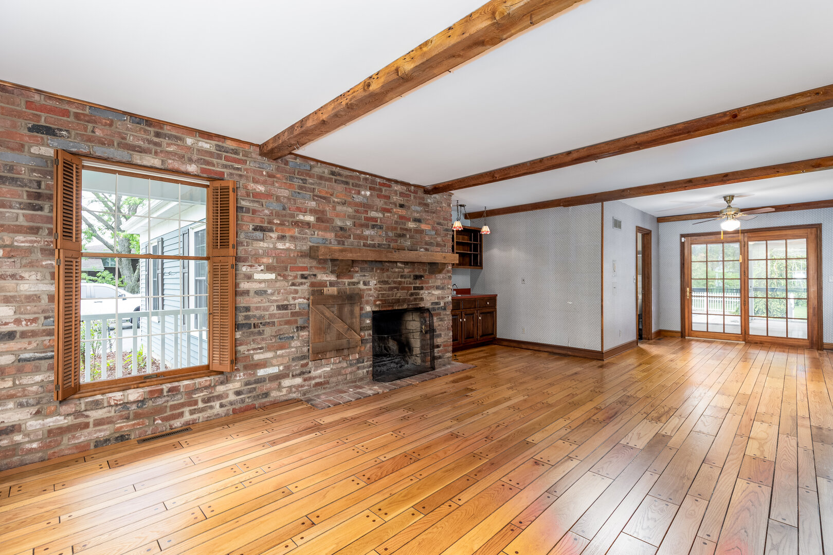 3094 East 1888th Road Ottawa, IL 61350 - Photo 4 of 43 a view of a livingroom with a fireplace and window
