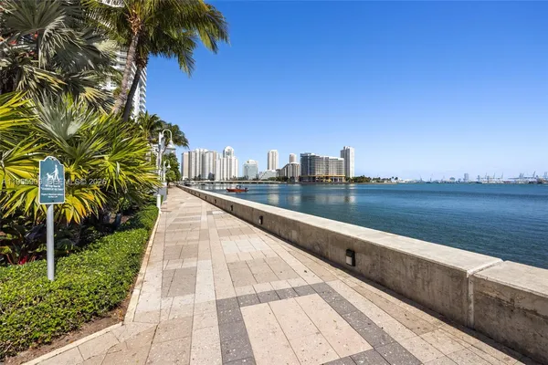 $2,850 | 1155 Brickell Bay Drive, Unit 606, Miami, FL 33131