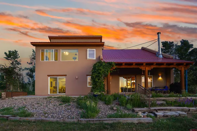 a sign that is sitting on a brick wall