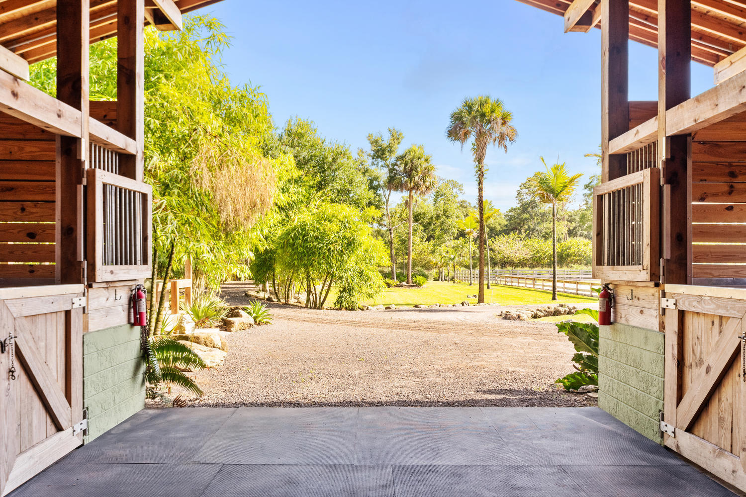 495 E Road Loxahatchee Groves, FL 33470 - Photo 17 of 73 495 E Rd Loxahatchee FL 33470-large-016-