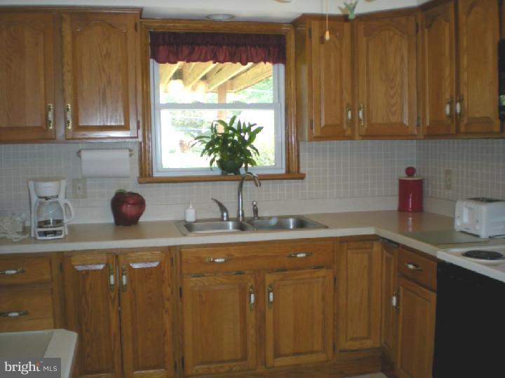 325 Candlewood Road Broomall, PA 19008 - Photo 4 of 19 Kitchen
