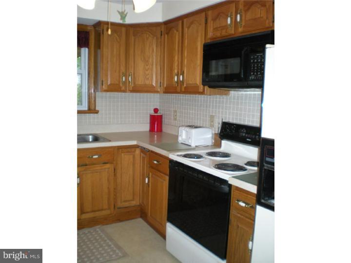 325 Candlewood Road Broomall, PA 19008 - Photo 5 of 19 Kitchen