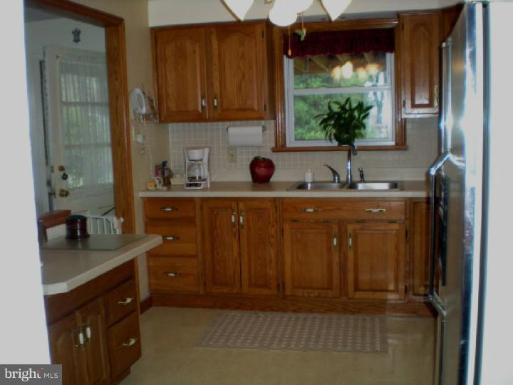 325 Candlewood Road Broomall, PA 19008 - Photo 6 of 19 Kitchen