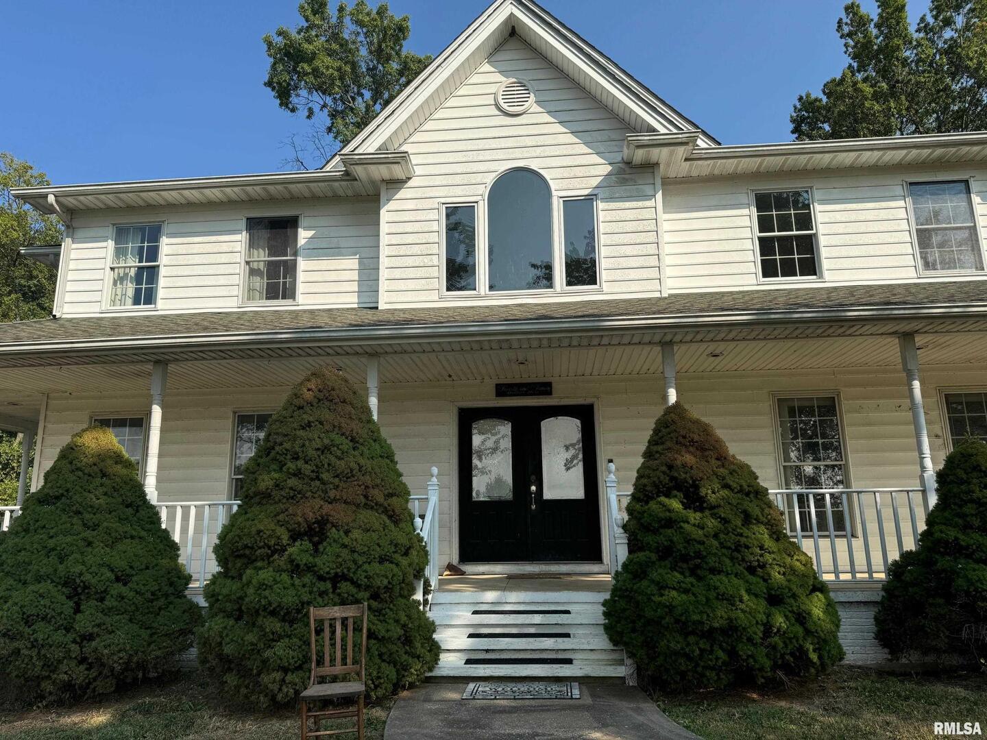 102 West North Street Benton, IL 62812 - Photo 11 of 56 a front view of a house