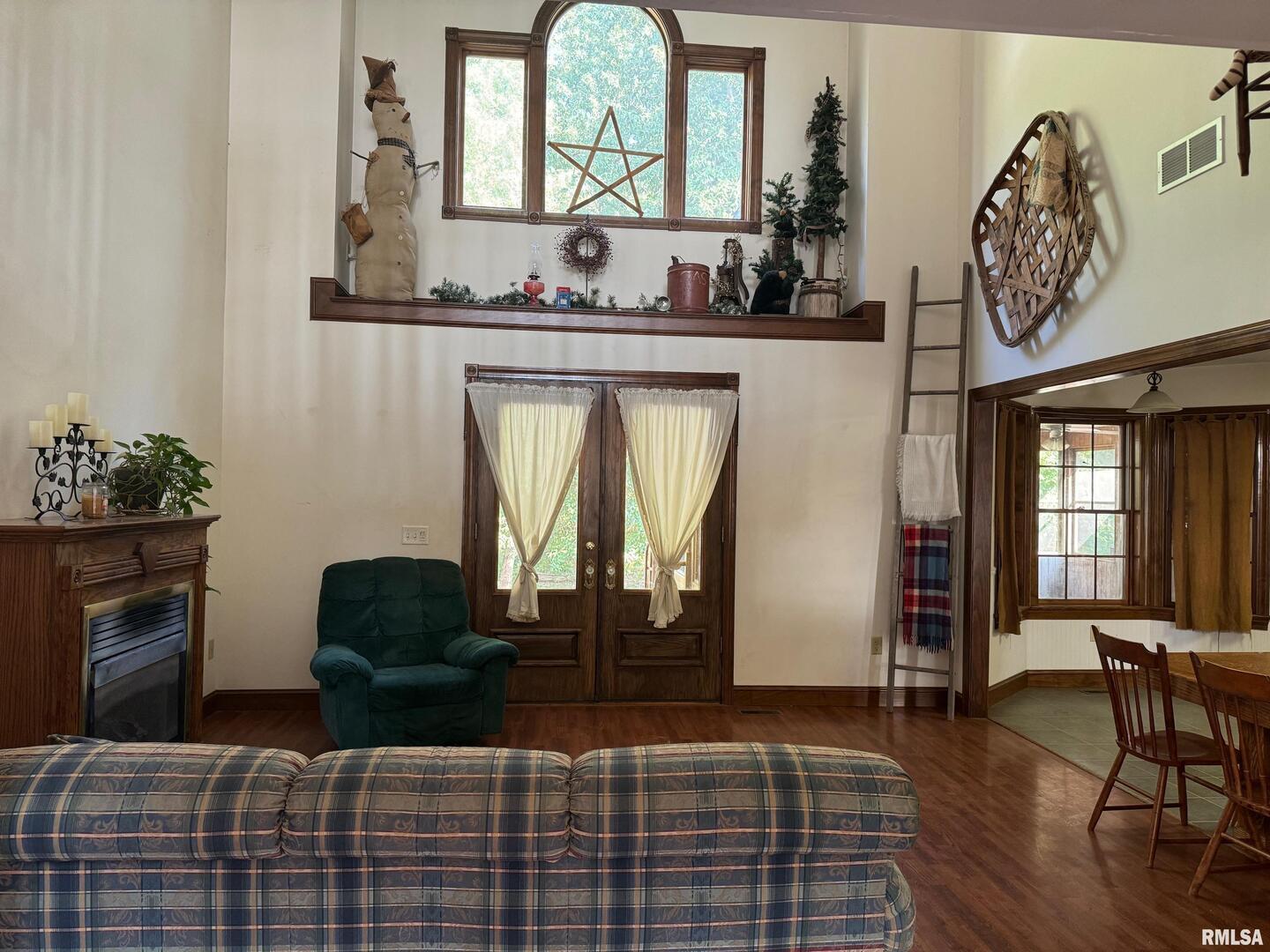 102 West North Street Benton, IL 62812 - Photo 17 of 56 a living room with furniture and a large window