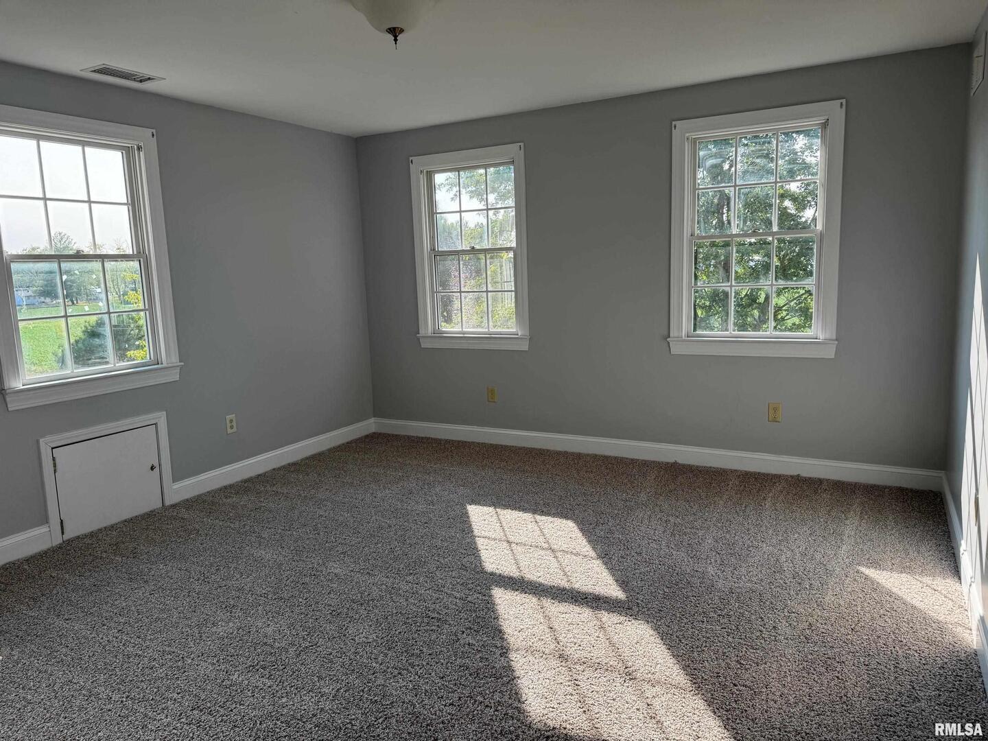 102 West North Street Benton, IL 62812 - Photo 36 of 56 an empty room with windows