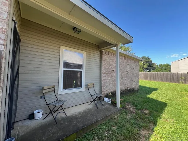 a view of backyard with backyard and tub