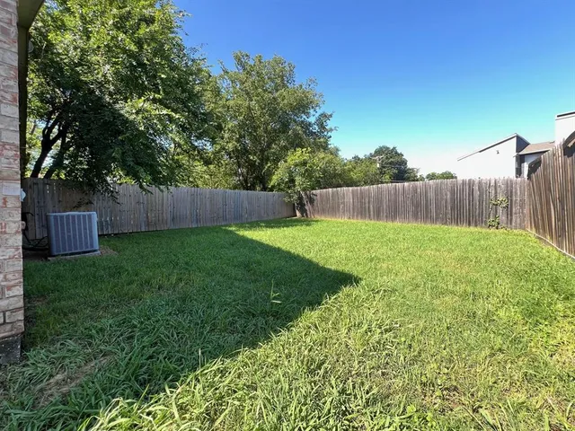 a view of a back yard
