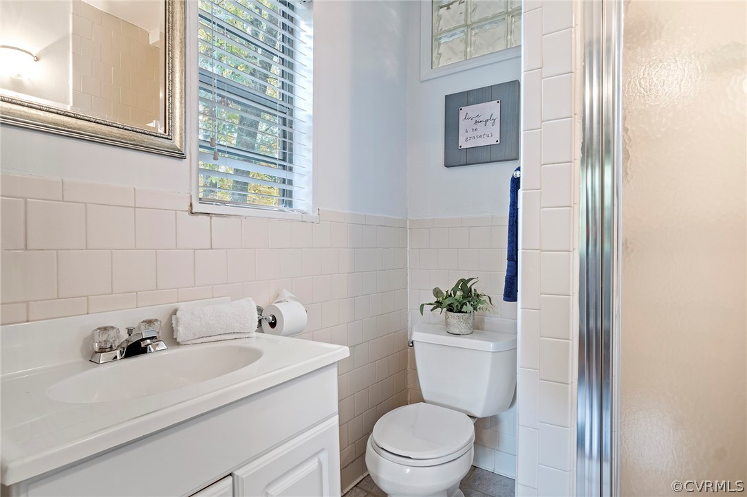 3829 Arklow Road Richmond, VA 23235 - Photo 9 of 24 a bathroom with a sink mirror and toilet