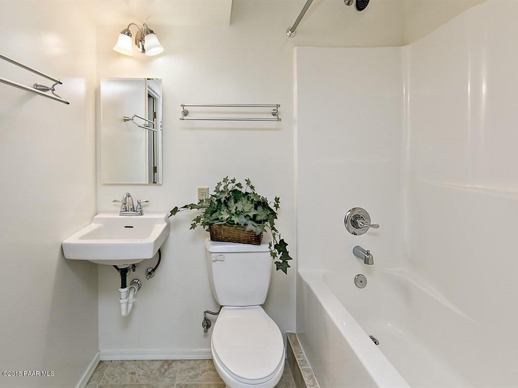 335 Ridge Court Prescott, AZ 86303 - Photo 13 of 23 Guest Bathroom