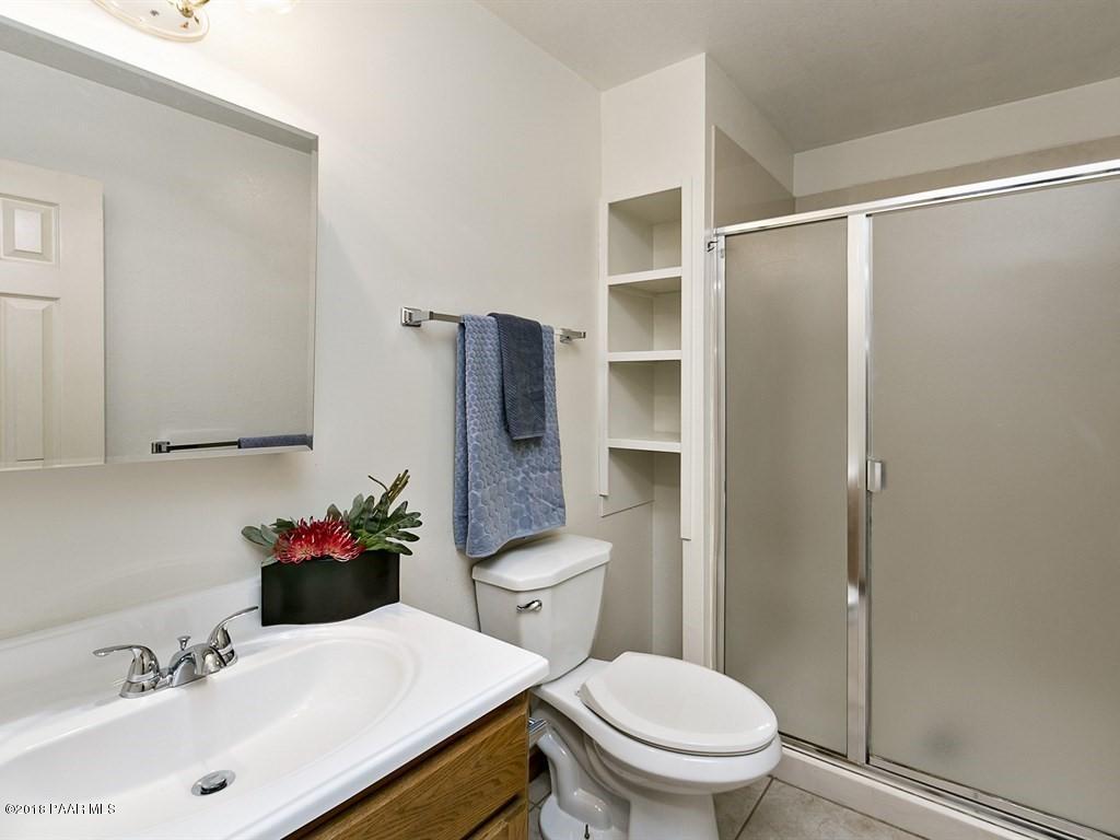 335 Ridge Court Prescott, AZ 86303 - Photo 15 of 23 Upstairs Guest Bathroom