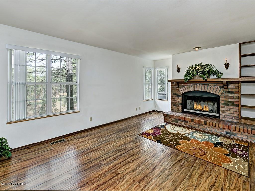 335 Ridge Court Prescott, AZ 86303 - Photo 3 of 23 Light and Bright Great Room