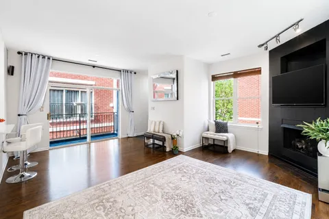 $365,000 | 715 West Eastman Street, Chicago, IL 60610