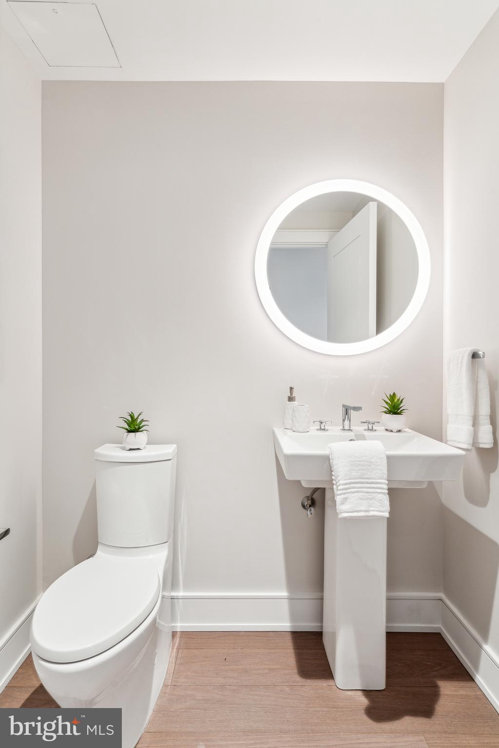 301 South Broad Street, Unit 2202 Philadelphia, PA 19107 - Photo 5 of 28 Powder Room