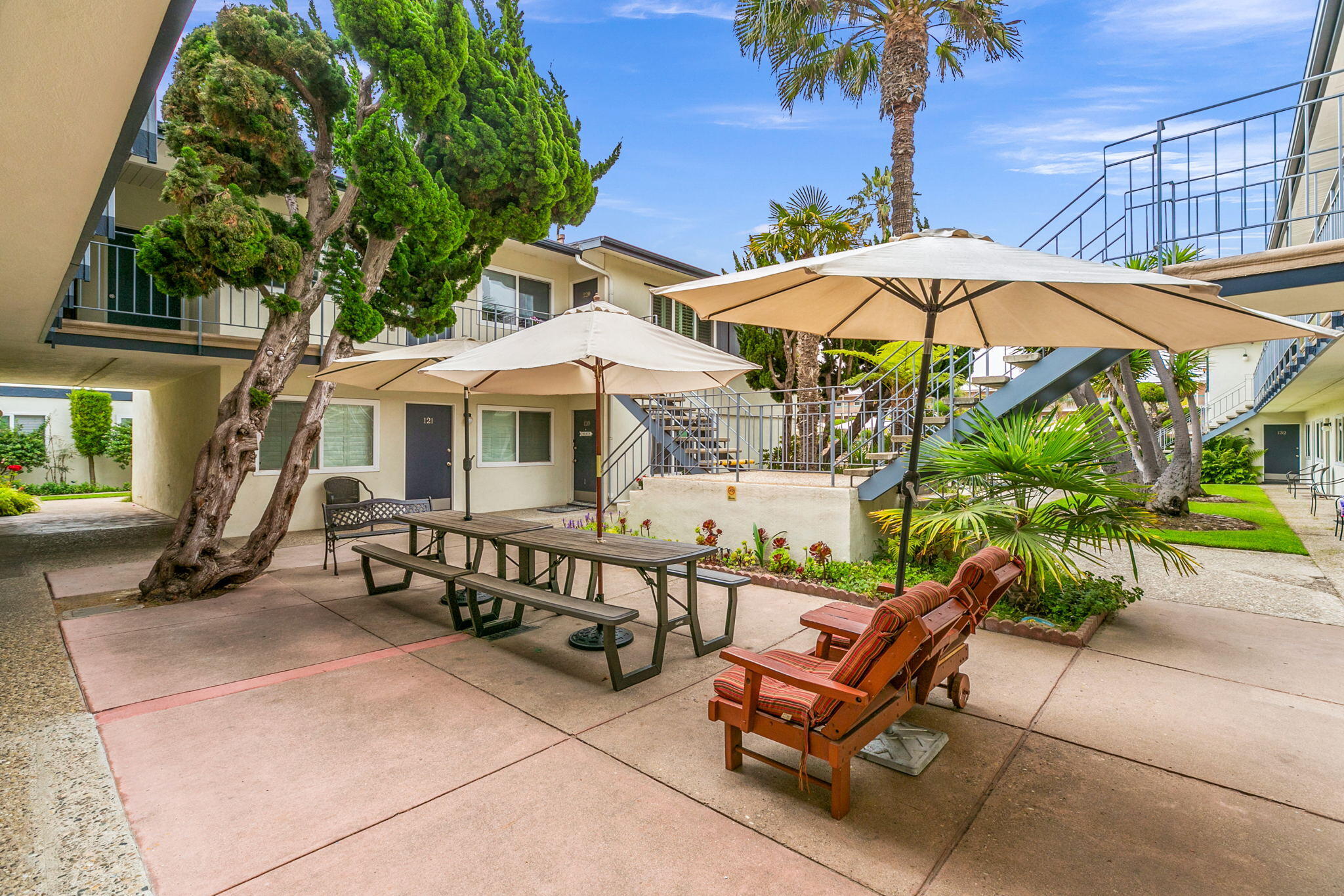 4950 Sandyland Road, Unit 224 Carpinteria, CA 93013 - Photo 16 of 27 community picnic tables