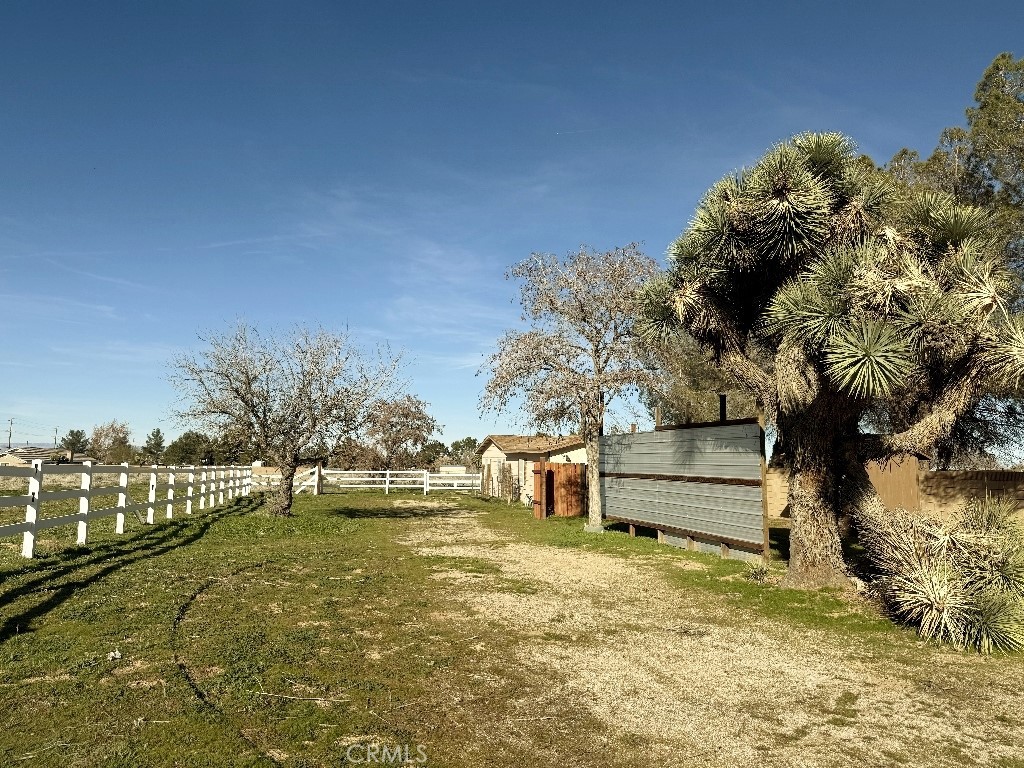 1821 Columbia Way Lancaster, CA 93534 - Photo 5 of 33