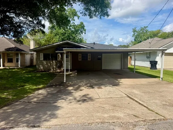 $1,650 | 2404 Ave A, Nederland, TX 77627