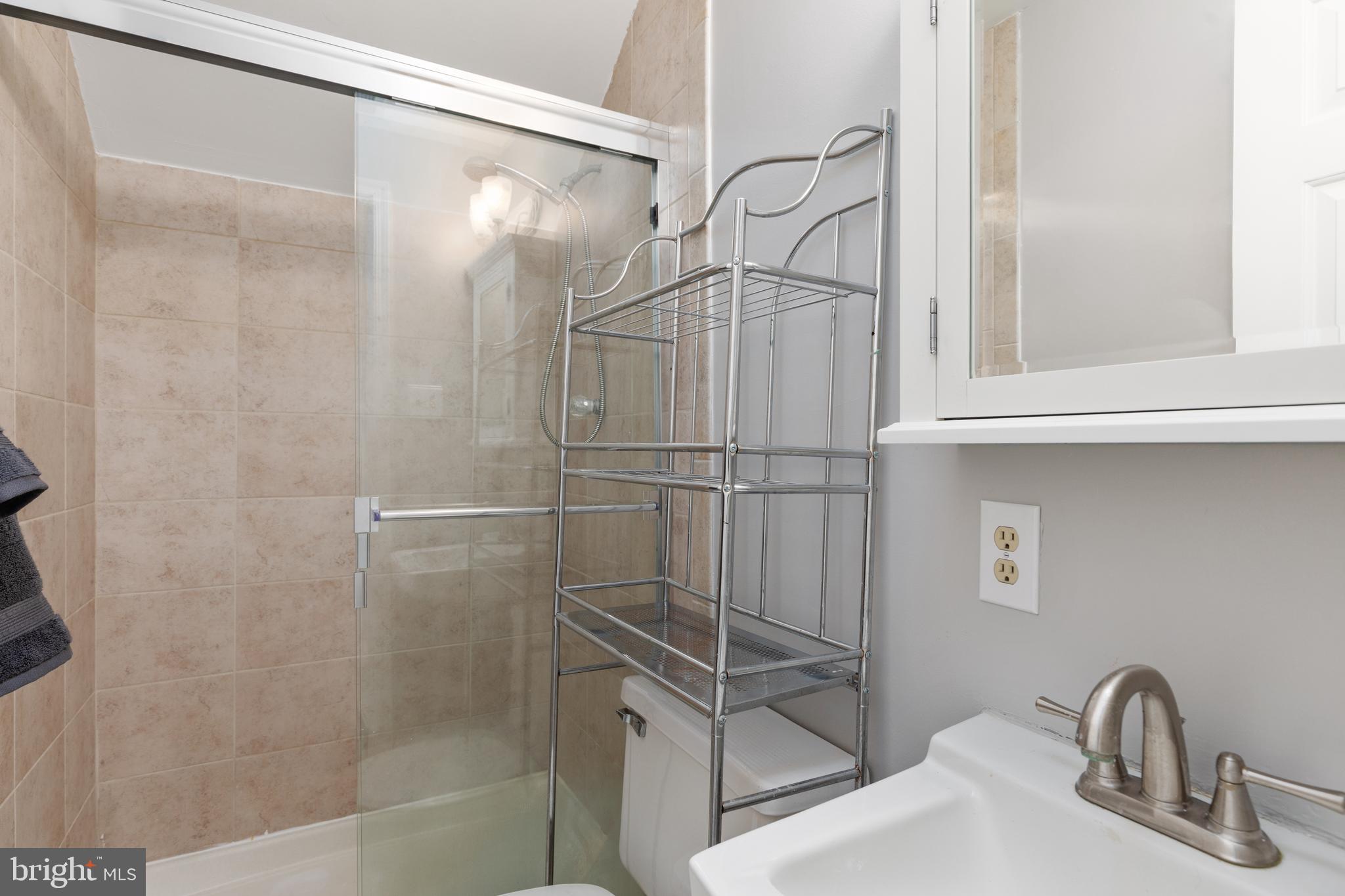 105 Forest Ridge Road Winchester, VA 22602 - Photo 29 of 32 Upstairs bath