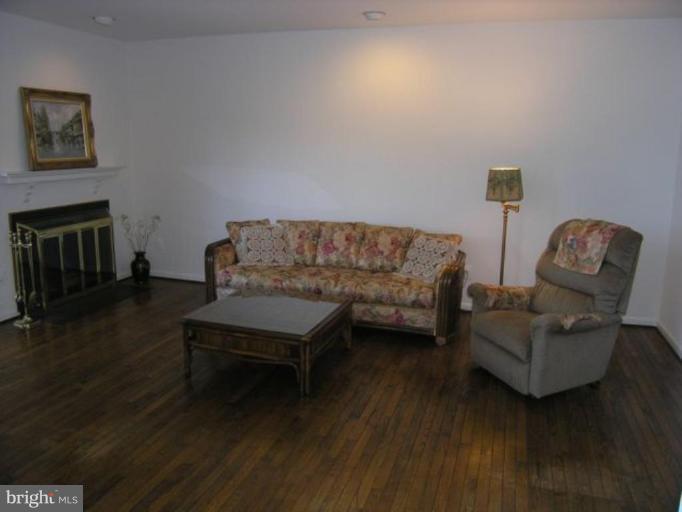 11082 Glade Court Reston, VA 20191 - Photo 2 of 14 Living Room