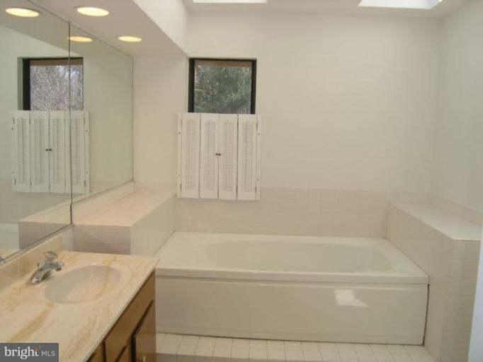 11082 Glade Court Reston, VA 20191 - Photo 7 of 14 Master Bath