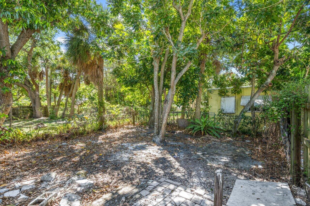 163 Silver Beach Road Riviera Beach, FL 33403 - Photo 21 of 33 021-163SilverBeachRoad-LakePark-FL-33403