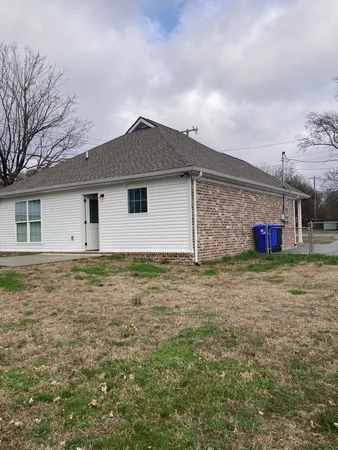 a house view with backyard space