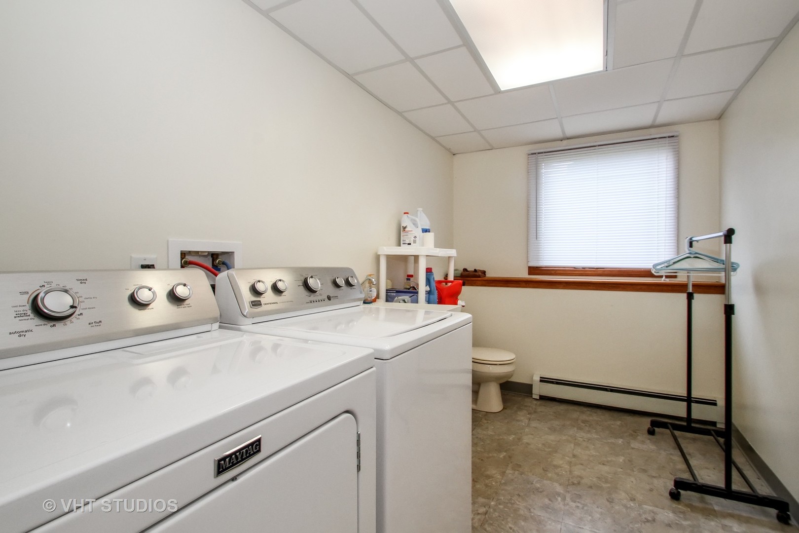 14008 Davis Road Woodstock, IL 60098 - Photo 18 of 32 a utility room with dryer and washer
