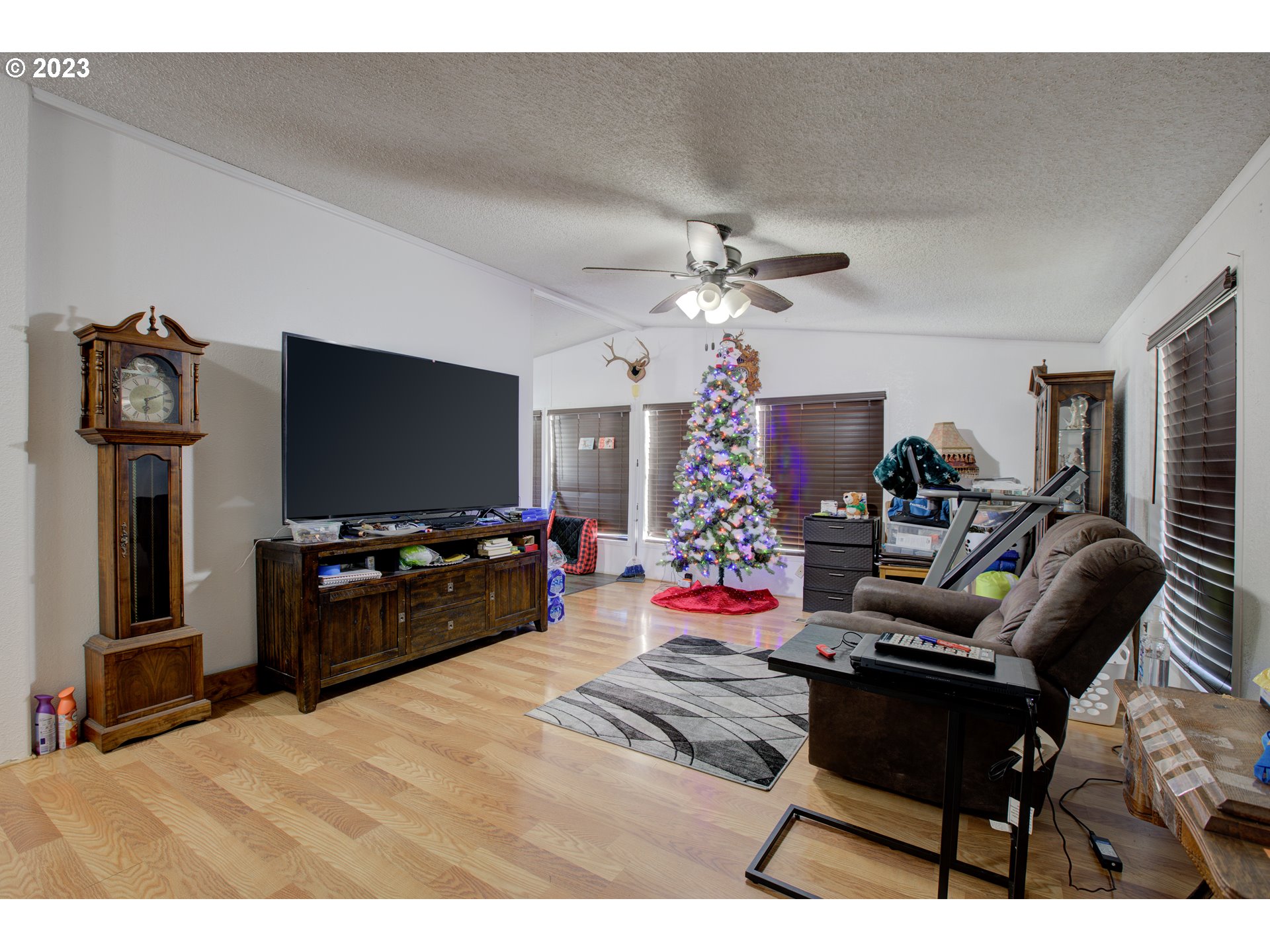 2465 Brockway Road Winston, OR 97496 - Photo 3 of 44 Gallery Image 3