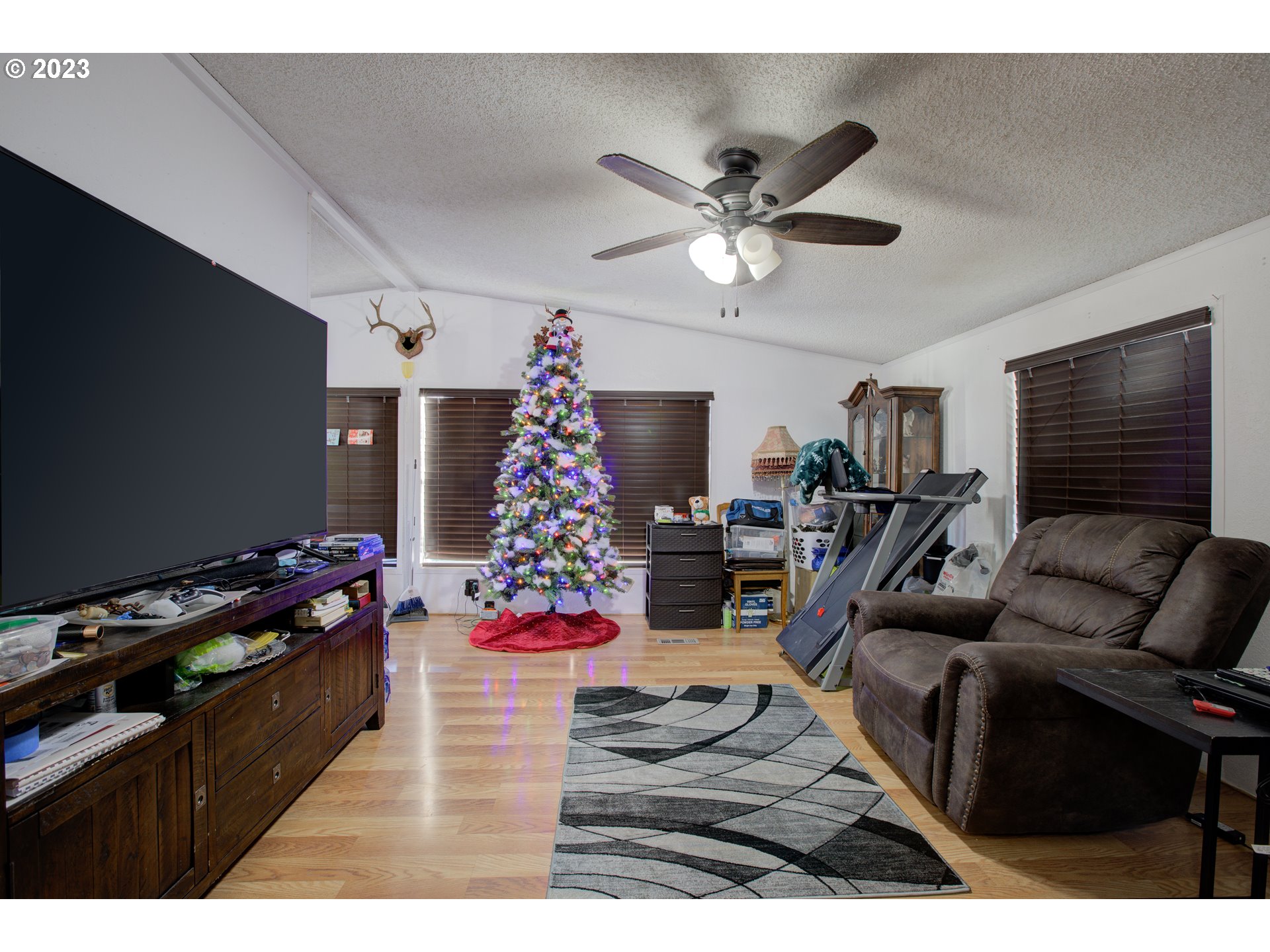 2465 Brockway Road Winston, OR 97496 - Photo 4 of 44 Gallery Image 4