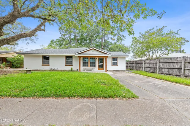 $210,000 | 406 Orange Grove Drive, New Iberia, LA 70560