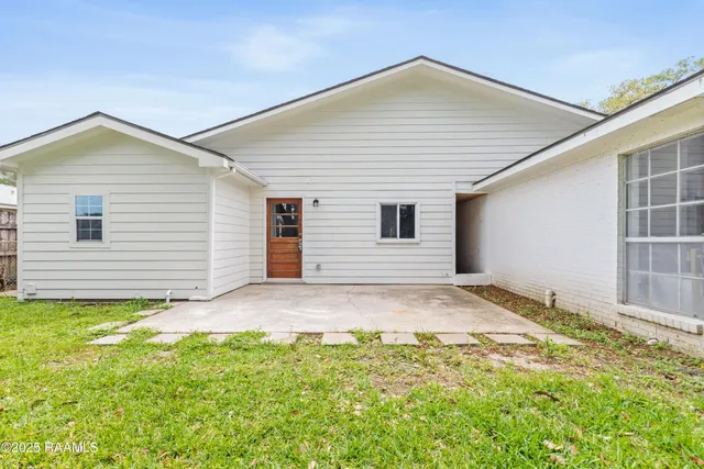 $210,000 | 406 Orange Grove Drive, New Iberia, LA 70560