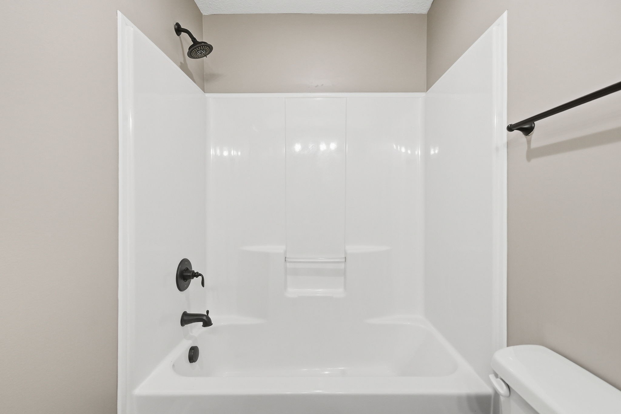 352 Sam Houston Circle Clarksville, TN 37040 - Photo 23 of 29 a bathroom with a bathtub