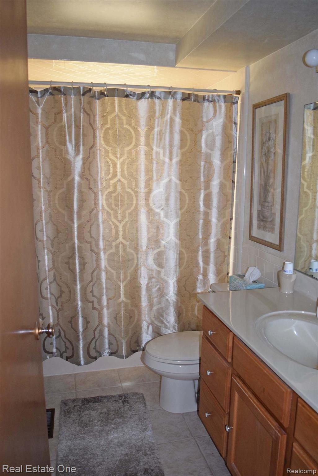 450 Taylor Road Brighton, MI 48114 - Photo 20 of 32 Upstairs Main Bath